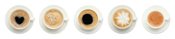 набор с чашками вкусного ароматного кофе на белом фоне, вид сверху. дизайн баннера - latté cafe froth art cup стоковые фото и изображения