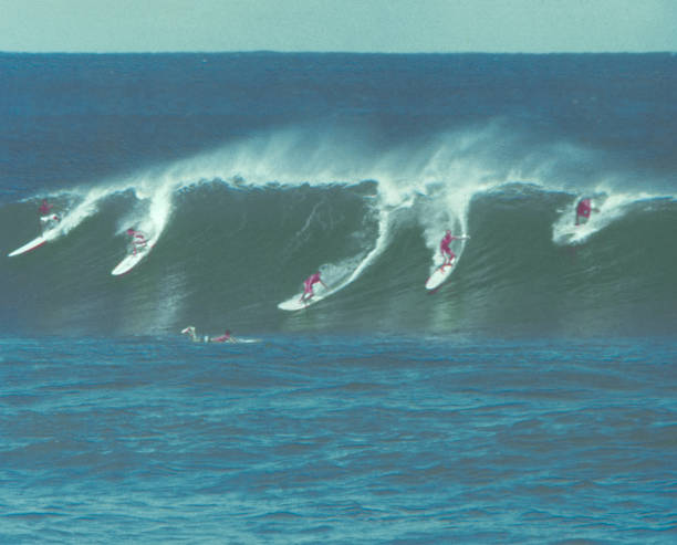 surfer in hawaii, positiv film gescannt, honolulu, usa - surfing men hawaii islands wave stock-fotos und bilder