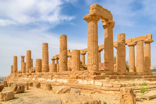 templo grego clássico em agrigento - greek culture agrigento landscape colonnade - fotografias e filmes do acervo