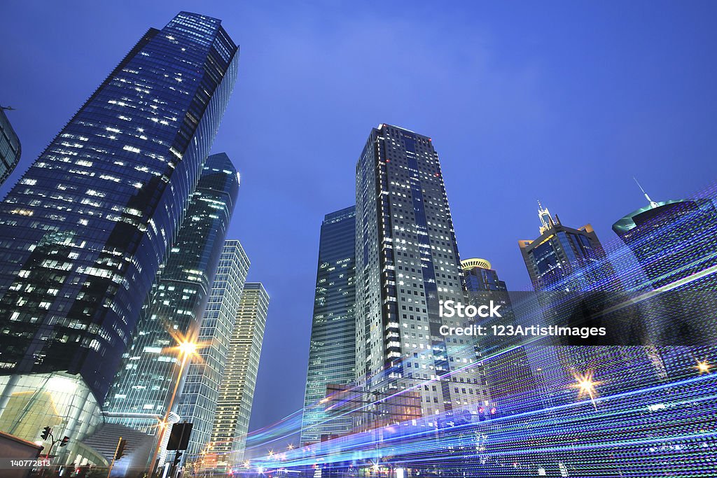 Immeuble de bureaux moderne-ray arc-en-ciel arrière-plan de nuit - Photo de Affaires libre de droits