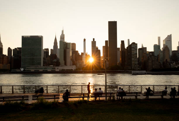 au bord de l'eau au coucher du soleil - dusk people manhattan new york city photos et images de collection