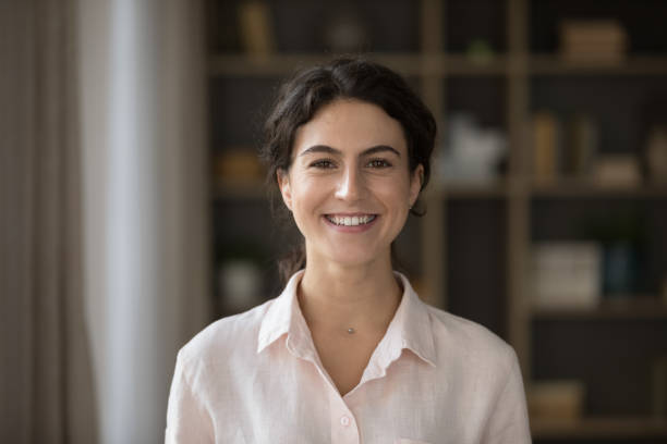 percaya diri bahagia gadis siswa hispanik cantik potret kepala dalam ruangan menembak - foto-profil potret stok, foto, & gambar bebas royalti