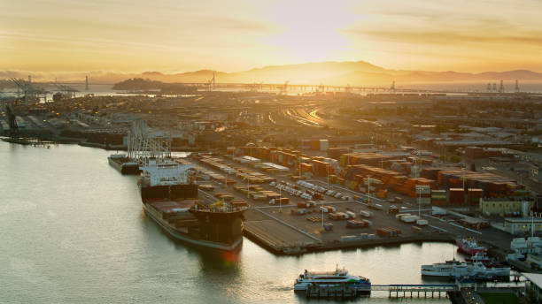 prise de vue aérienne du port d’oakland au coucher du soleil - oakland california commercial dock harbor california photos et images de collection