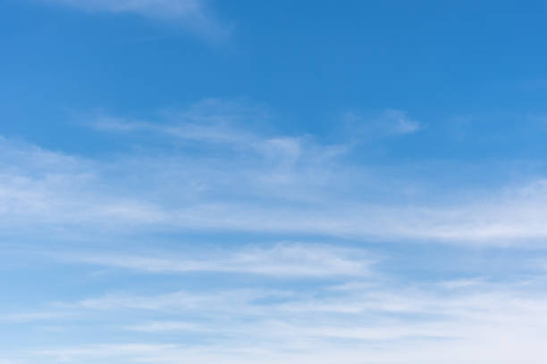 cirrus wolken in einem blauen himmel - wispy stock-fotos und bilder