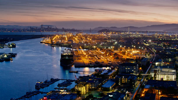 夕暮れ時のオークランド港の航空写真 - port of oakland ストックフォトと画像