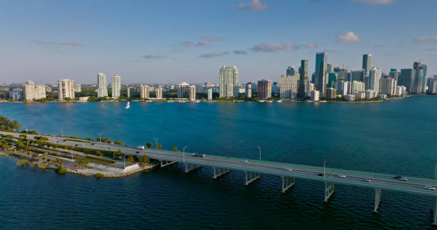 drohnenblick über rickenbacker causeway in richtung brickell - rickenbacker causeway stock-fotos und bilder