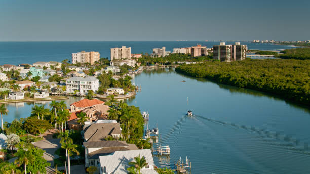 フロリダ州ボニータスプリングスのヨットパッシングハウス - ドローンショット - bonita springs ストックフォトと画像