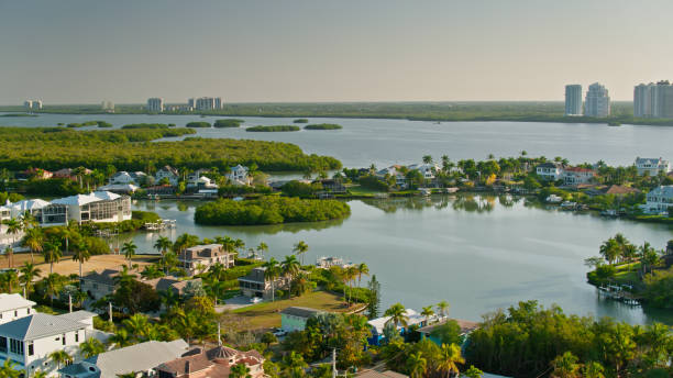 maisons autour de la baie d’estero à bonita springs, fl - aerial - bonita springs photos et images de collection