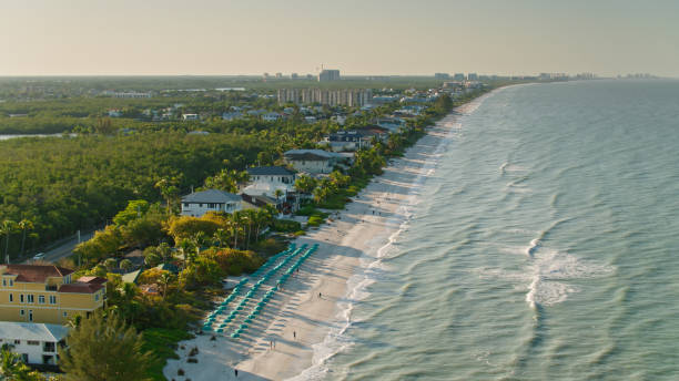 フロリダ州ボニータスプリングスのウェーブラッピングビーチ - 空中 - bonita springs ストックフォトと画像