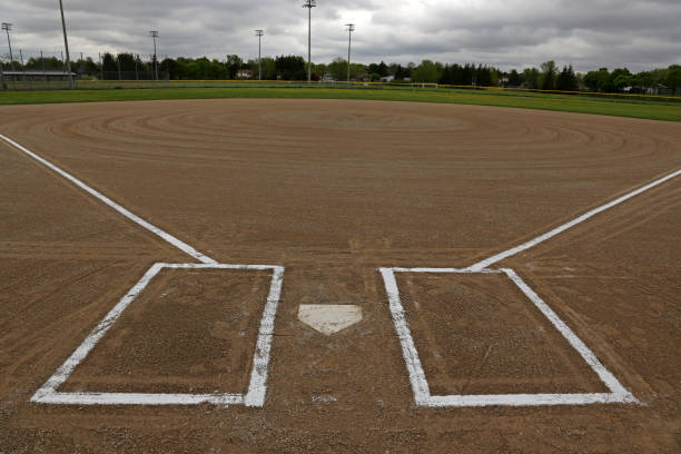 terrain de balle nuageux - baseball diamond baseball baseline grass photos et images de collection