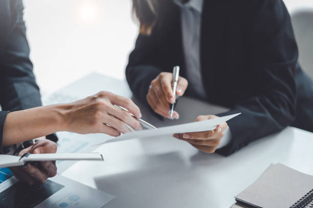 cerrar. dos empresarios hablando, planificando analizan la inversión y el marketing en la oficina. reunión de negocios para intercambiar ideas sobre el nuevo proyecto y el documento de datos de análisis. - papeleo fotografías e imágenes de stock