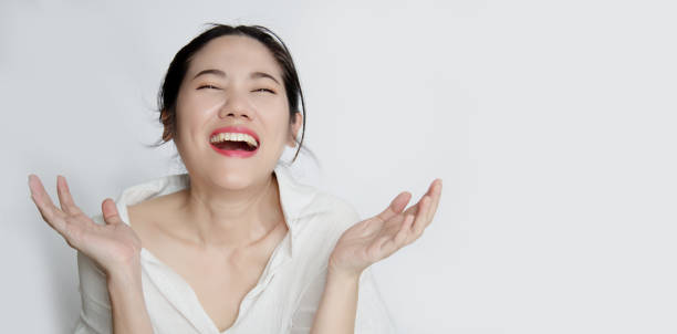 asiatica bella donna sono molto felici con il sorriso e ridere per cerare successo nella sua vita. - overemotional foto e immagini stock