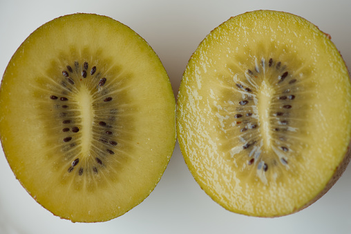 Macro takes a picture of kiwi fruits.