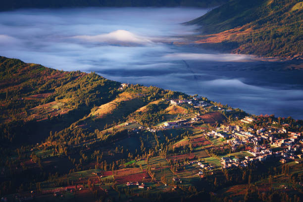 berg bromo - bromo crater stock-fotos und bilder