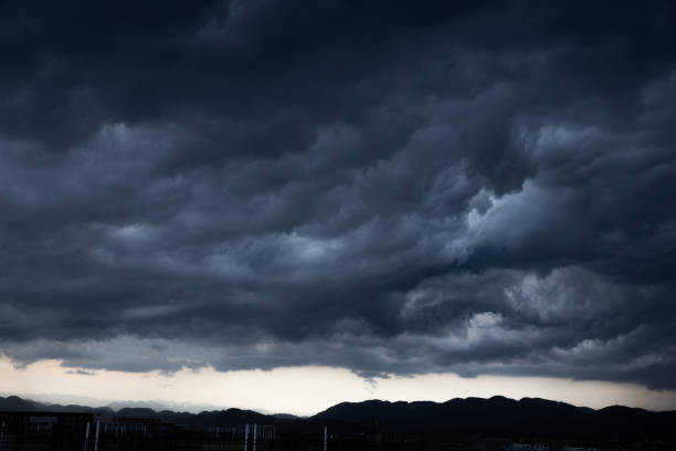 스톰 클라우드 찾기 - dramatic sky 뉴스 사진 이미지