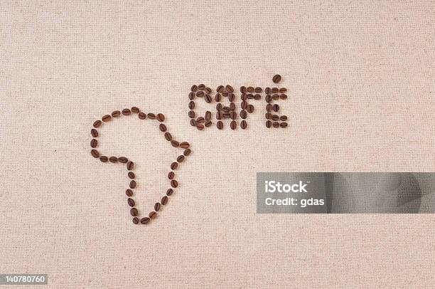 Photo libre de droit de Grains De Café Sur Une Toile Carte De Lafrique Et De Café banque d'images et plus d'images libres de droit de Afrique
