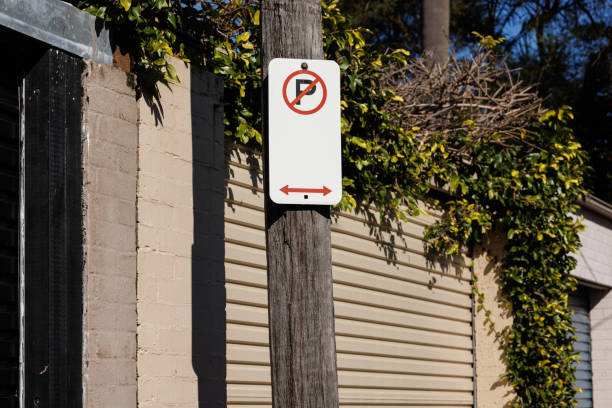 no parking sign on a wooden pole - arrow sign road sign fence imagens e fotografias de stock