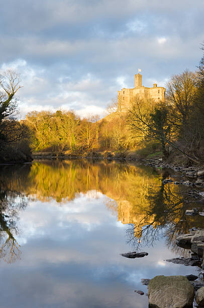warkworth castle zeigt sich im preis - warkworth castle stock-fotos und bilder