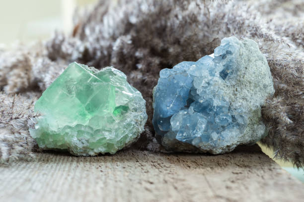 zielony fluoryt i niebieskie minerały krystaliczne celestyny - celestyny zdjęcia i obrazy z banku zdjęć