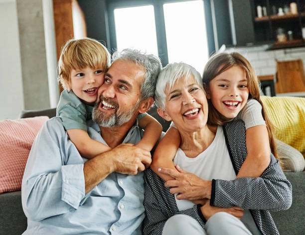 손자 가족 아이 조부모 남자 할아버지 행복 함께 할머니 소녀 시니어 소년 미소 손녀 피기백 - grandparent grandfather grandmother child 뉴스 사진 이미지