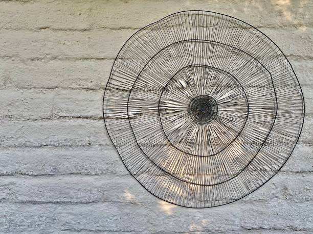 Bodhi Ngern leaves sway with the breeze that blows past. Buddhists believe that the Bodhi leaf is the leaf of peace and tranquility, so a replica of the Bodhi leaf was created. There are both silver Bodhi leaves and golden Bodhi leaves.