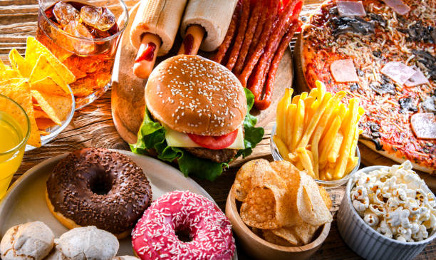 alimentos que aumentan el riesgo de cáncer. comida basura - grasa saturada fotografías e imágenes de stock