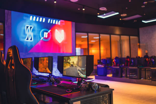 interior iluminado do cybercafe de esports com configuração de competição de videogame - seat row audio - fotografias e filmes do acervo