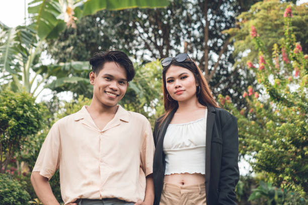 ein-nettes-und-junges-philippinisches-pa