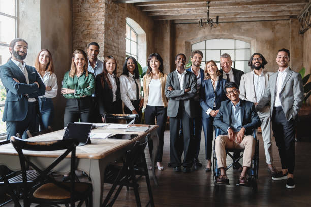 ritratto di un gruppo di uomini d'affari multietnici in ufficio - multi ethnic family foto e immagini stock