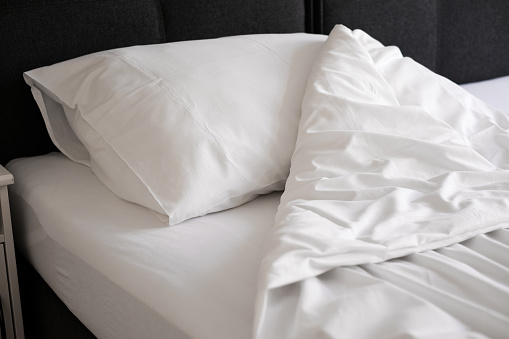 almohada blanca y manta en la cama vista superior photo