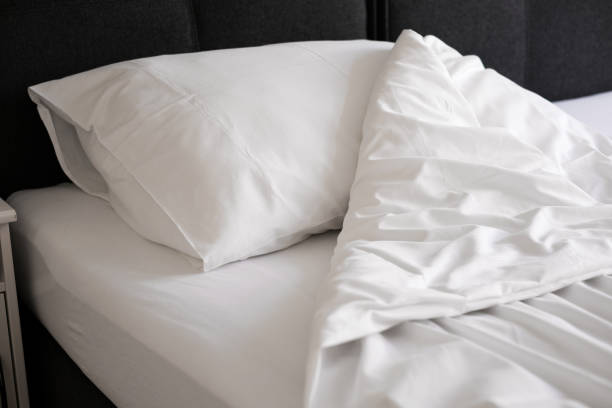 cuscino bianco e coperta sul letto vista dall'alto - bed messy empty sheet foto e immagini stock