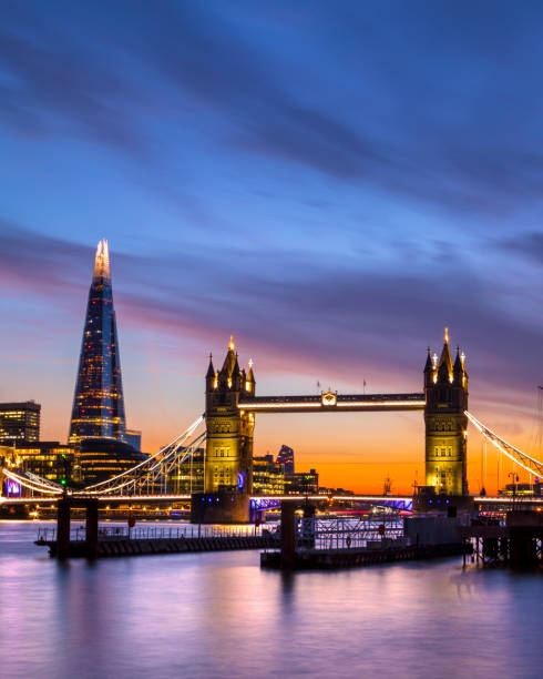 tower bridge and the shard w londynie, wielka brytania - shard zdjęcia i obrazy z banku zdjęć