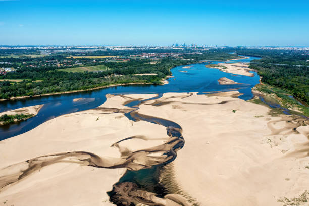 basso livello dell'acqua nel fiume vistola, effetto della siccità visto dalla prospettiva a volo d'uccello. città di varsavia in lontananza. - fiume vistola foto e immagini stock