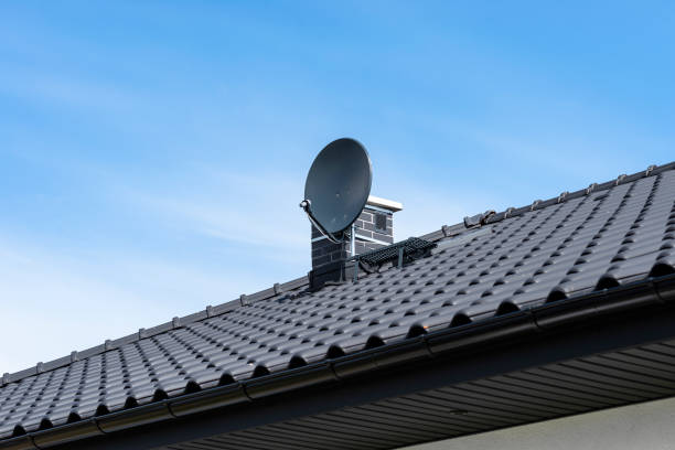 grafitowa antena satelitarna zamontowana do komina z uchwytem kominowym. - satelitarny półmisek zdjęcia i obrazy z banku zdjęć