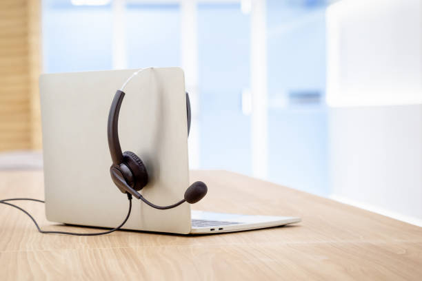 equipamento de suporte ao cliente e fone de ouvido no serviço de call center. - telemark skiing audio - fotografias e filmes do acervo