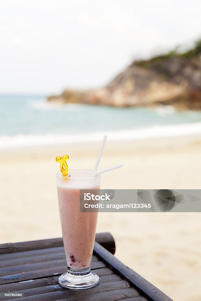 Milch-cocktail im Glas mit Eis und Stroh - Lizenzfrei Alkoholisches Getränk Stock-Foto
