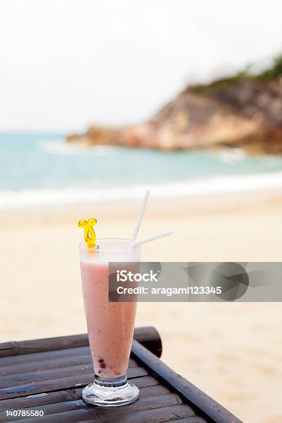 Milchcocktail Im Glas Mit Eis Und Stroh Stockfoto und mehr Bilder von Alkoholisches Getränk - Alkoholisches Getränk, Café, Cocktail