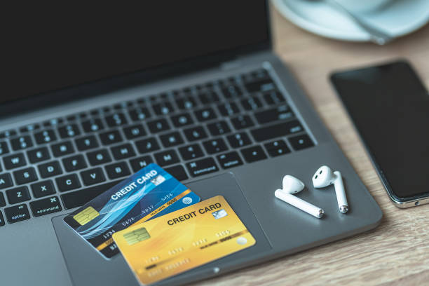 Credit card of Keyboard laptop computer, wireless earphones focus with smartwatch,Hot coffee in cup mug and smartphone empty screen on wooden background office desk in coffee shop like the background tarjeta de crédito de la computadora portátil con teclado, enfoque de auriculares inalámbricos con reloj inteligente, taza de café caliente en taza y pantalla vacía del teléfono inteligente en el escritorio de la oficina de fondo de madera en la cafe