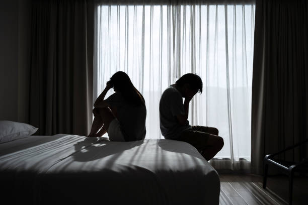 어두운 침실에서 손에 머리를 숙이고 문제가있는 우울한 부부, 부정적인 감정과 정신 건강 개념 - 남녀관계 문제 뉴스 사진 이미지