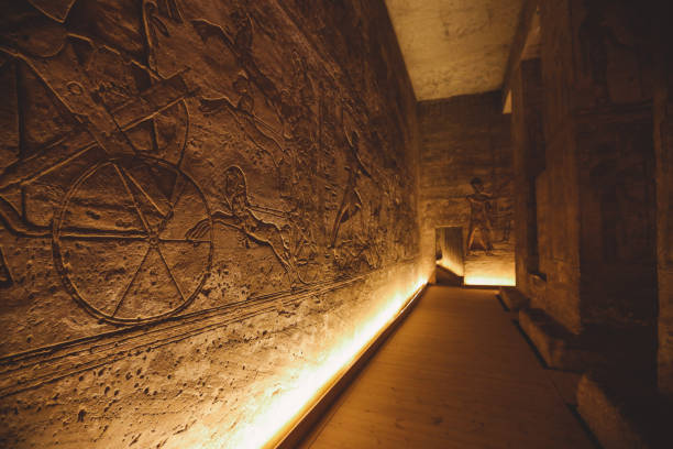 widok wnętrza na wielką świątynię w abu simbel ze starożytnymi egipskimi filarami i rysunkami na ścianach - abu simbel zdjęcia i obrazy z banku zdjęć