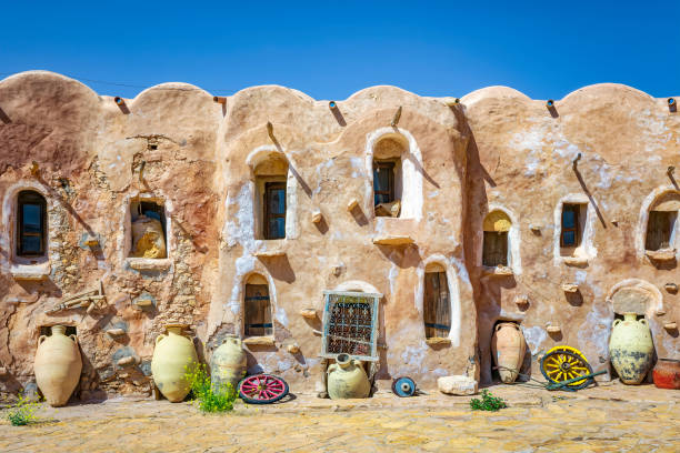 ksar ouled debbab è un granaio fortificato nel governatorato di tataouine - tunisia meridionale - africa - ancient arabic style arch architecture foto e immagini stock