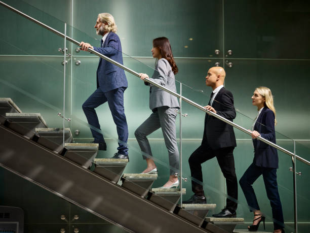 近代的なオフィスの階段を歩く多民族ビジネスマン - staircase walking office steps ストックフォトと画像