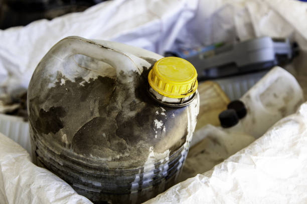 botella de aceite usado frito - carcinogens fotografías e imágenes de stock