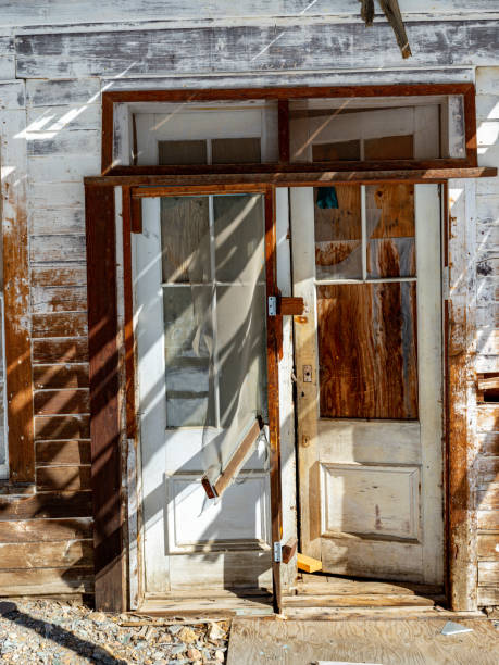 istock Dilapidated wood door falling apart 1407878218