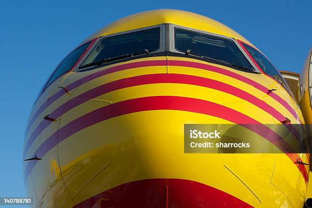 Foto de Nariz De Amarela E Vermelha Aeronave e mais fotos de stock de Amarelo - Amarelo, Avião comercial, Azul