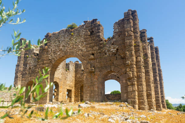 pozostałości wschodniej części starożytnej bazyliki w aspendos, turcja - aspendos construction architecture outdoors zdjęcia i obrazy z banku zdjęć