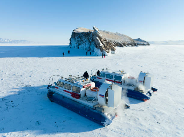 ambiente ghiacciato nel lago baikal dalla vista aerea in inverno - lake baikal lake landscape winter foto e immagini stock