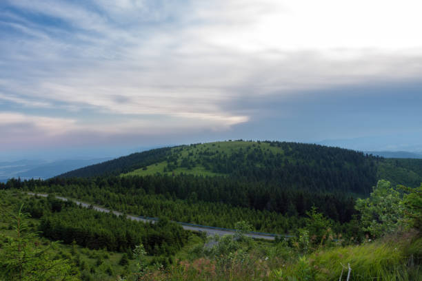 Mravenecnik hill , view from upper water reservoir of the pumped storage hydro power plant Dlouhe Strane in Jeseniky Mountains, Czech Republic.
During summer evening, sunset with blue sky and clouds. colina mravenecnik , vista desde el depósito de agua superior de la central hidroeléctrica de almacenamiento por bombeo dlouhe strane en las montañas jeseniky, república checa. durante la noche de verano, puesta de sol con cielo azul y nubes.