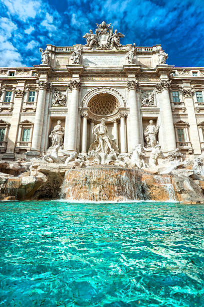 a famosa fontana di trevi, roma, itália. - trevi fountain rome fountain monument - fotografias e filmes do acervo