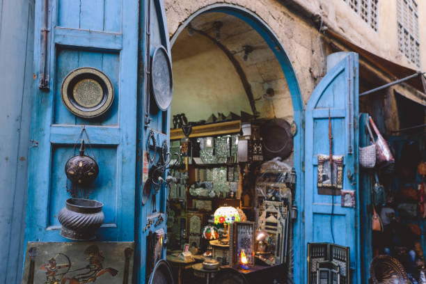 recuerdos turísticos en el khan el-khalili, famoso bazar y zoco (o zoco) en el centro histórico de el cairo, egipto - town of egypt fotografías e imágenes de stock